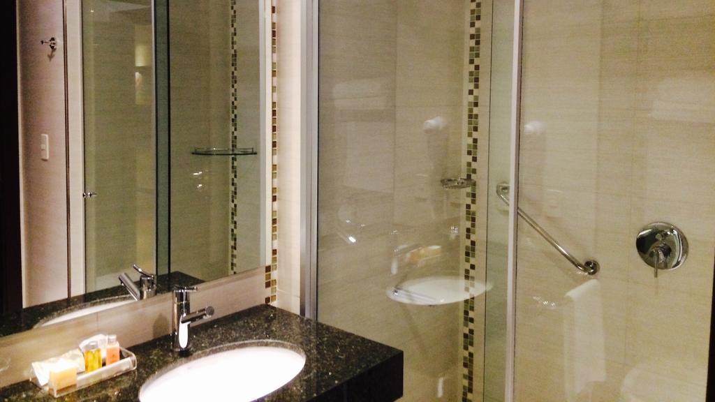 Carnaval Hotel Casino Encarnación Værelse billede A shower door