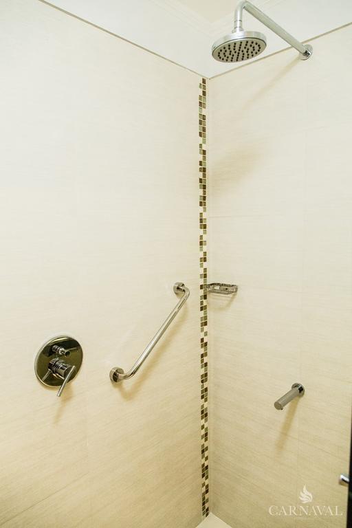 Carnaval Hotel Casino Encarnación Eksteriør billede A shower rail