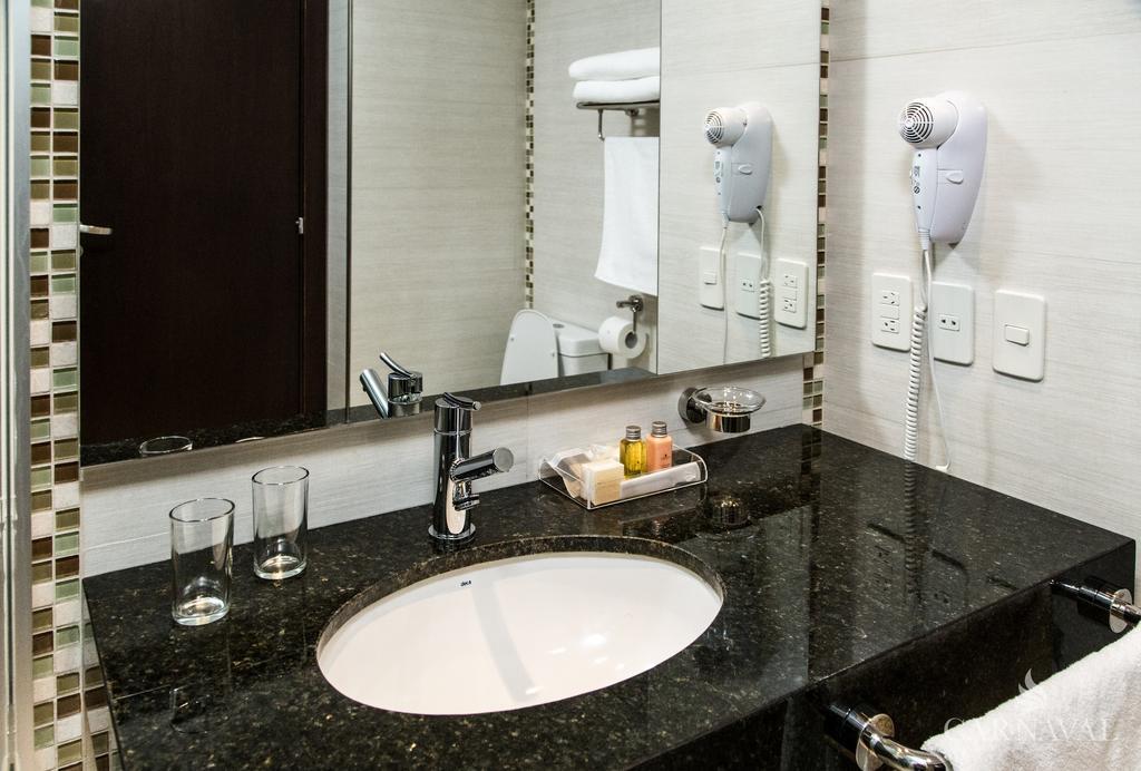 Carnaval Hotel Casino Encarnación Eksteriør billede Bathroom