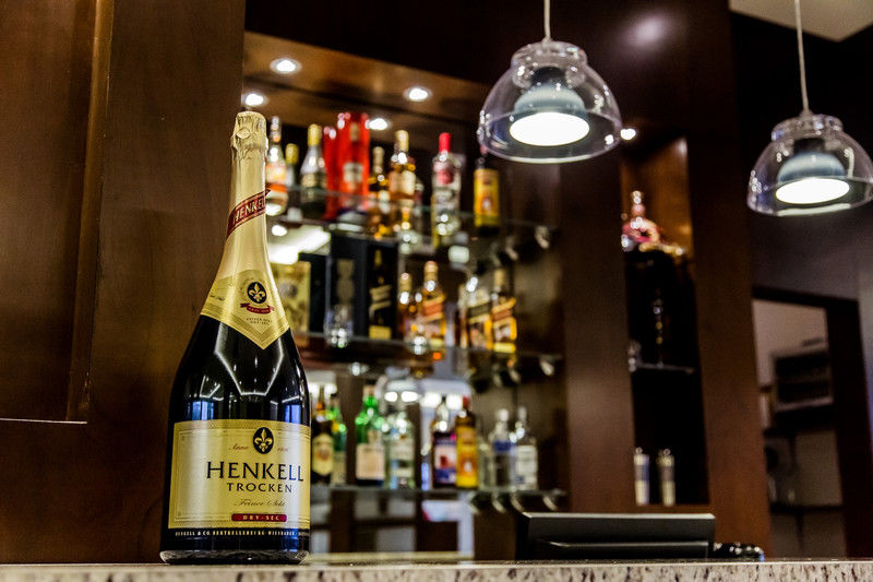 Carnaval Hotel Casino Encarnación Eksteriør billede Henkel's Bar