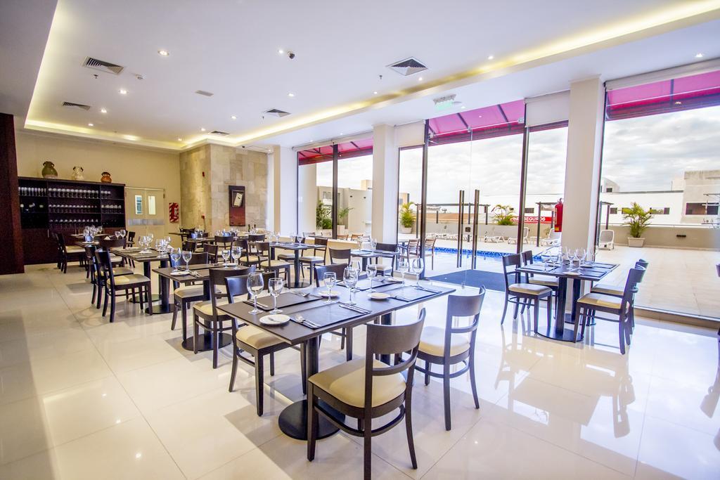 Carnaval Hotel Casino Encarnación Eksteriør billede Restaurant