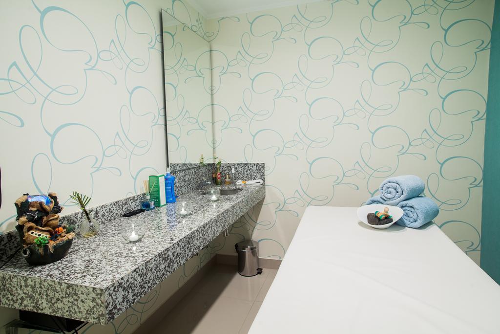 Carnaval Hotel Casino Encarnación Eksteriør billede A treatment room at a spa