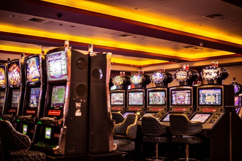 Carnaval Hotel Casino Encarnación Eksteriør billede A row of slot machines