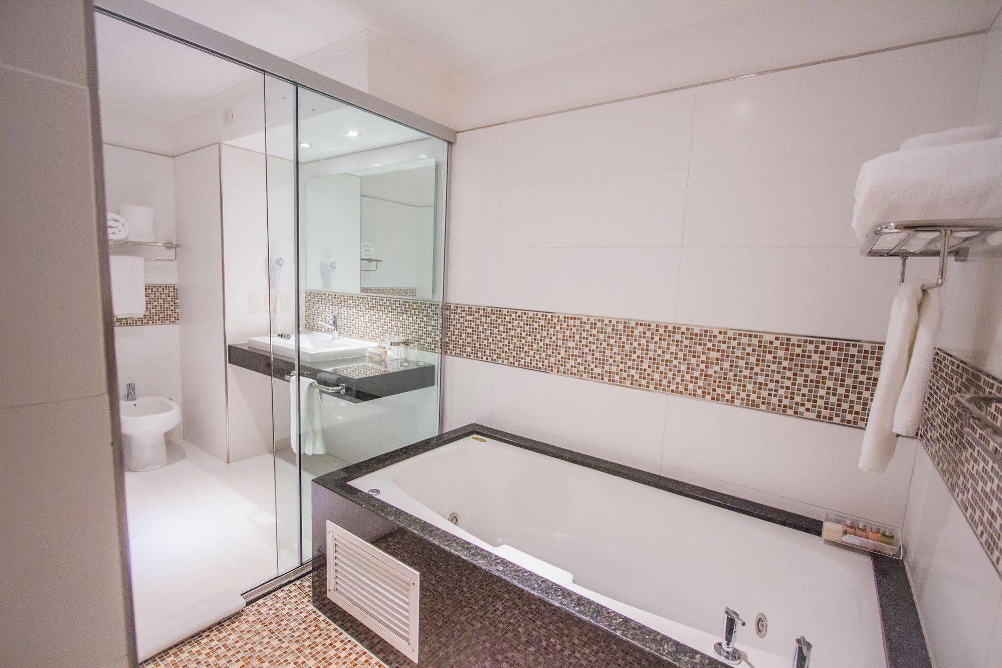 Carnaval Hotel Casino Encarnación Eksteriør billede A modern bathroom