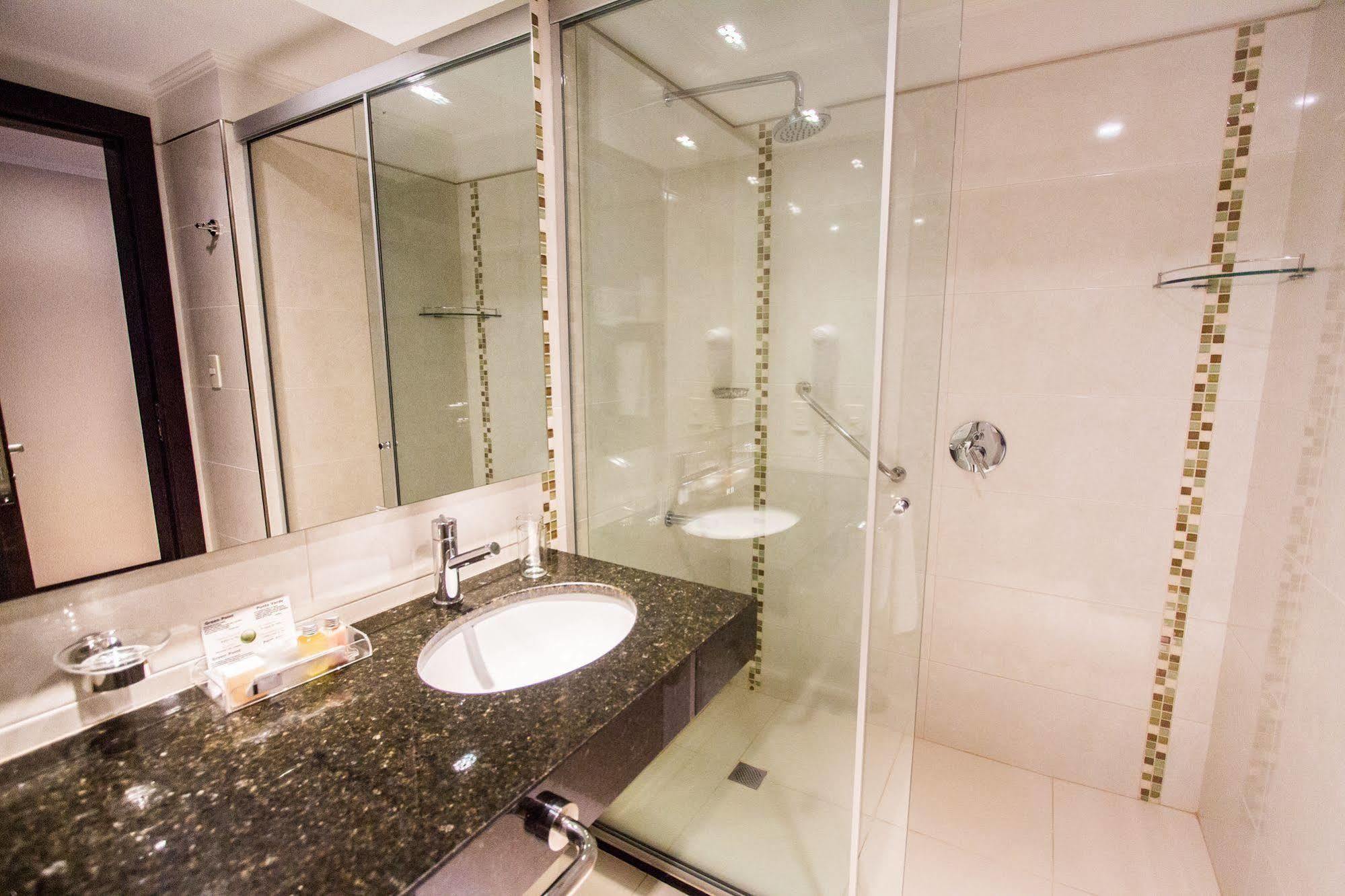Carnaval Hotel Casino Encarnación Eksteriør billede A shower cubicle