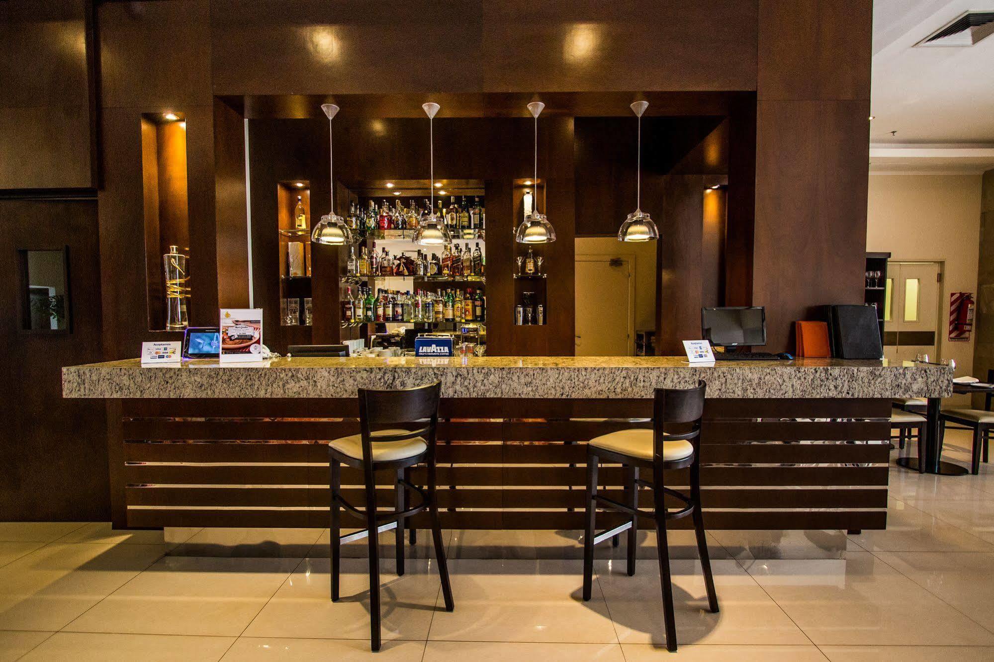 Carnaval Hotel Casino Encarnación Eksteriør billede A bar in a hotel