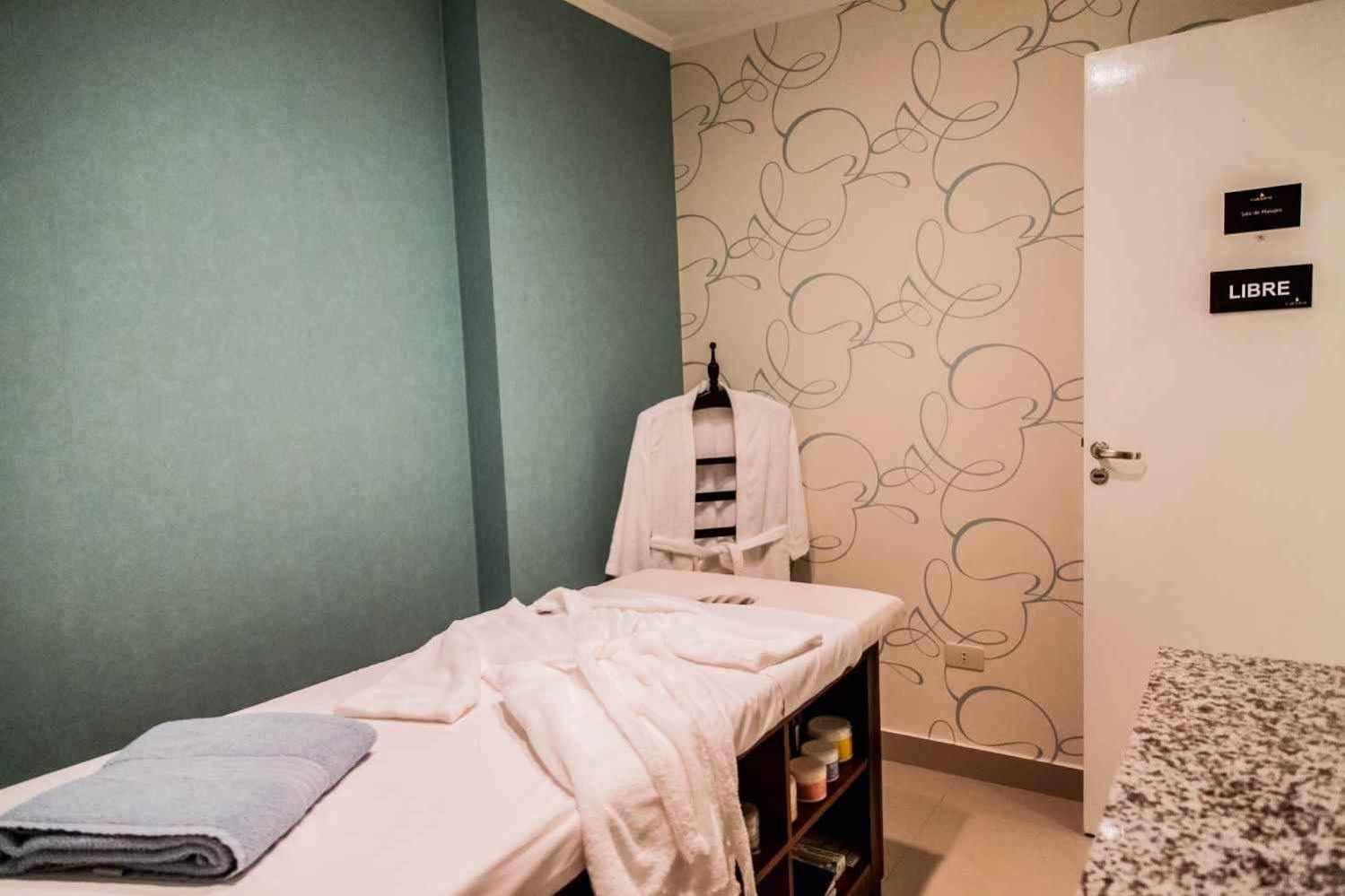 Carnaval Hotel Casino Encarnación Eksteriør billede A treatment room at a spa