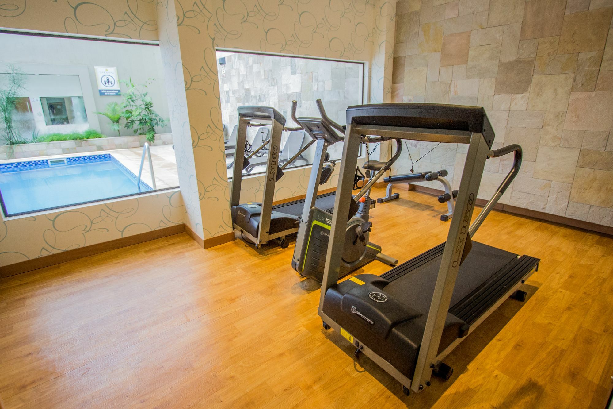Carnaval Hotel Casino Encarnación Eksteriør billede Treadmills in a gym